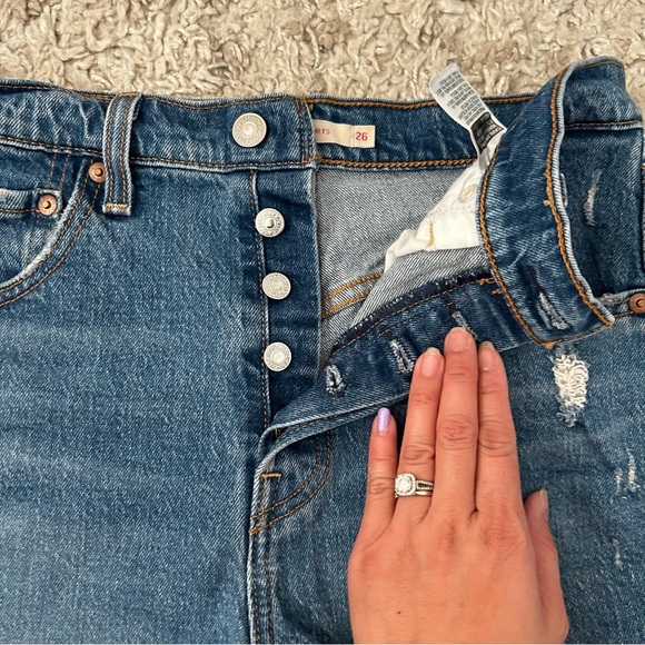 ⛔️SOLD⛔️Levi’s ribcage denim jean shorts size 26 - Picture 2 of 5